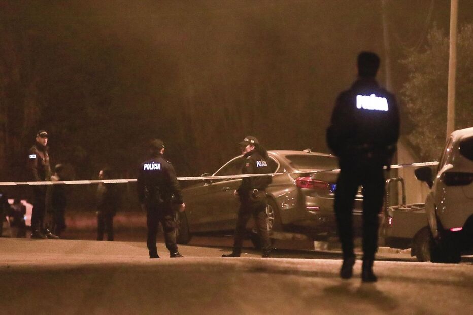 Dois assaltantes (um acabou por morrer) e três polícias ficaram feridos na sequência de um tiroteio que ocorreu após uma perseguição policial que culminou em Queluz de Baixo, no concelho de Oeiras