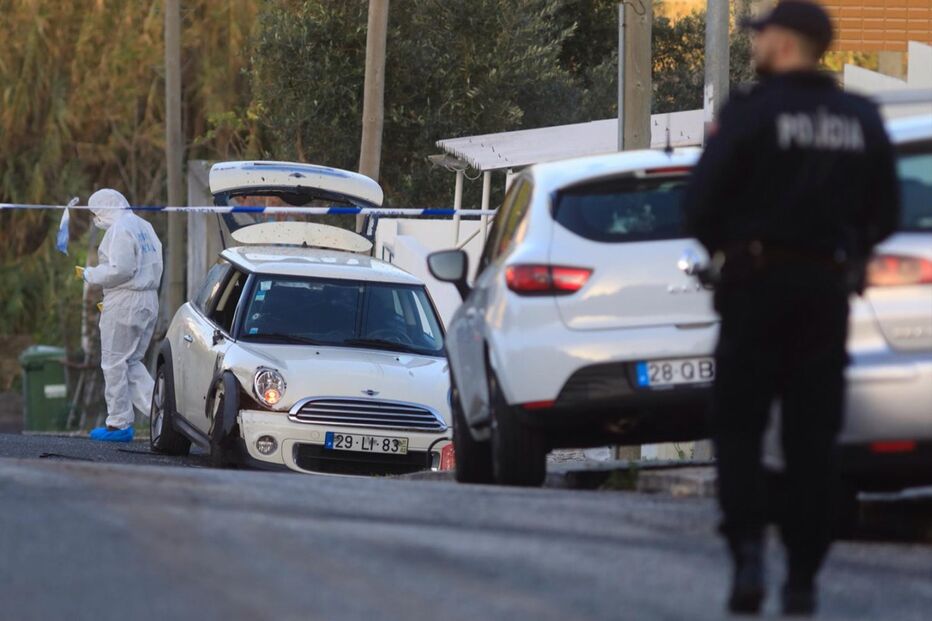 Dois assaltantes (um acabou por morrer) e três polícias ficaram feridos na sequência de um tiroteio que ocorreu após uma perseguição policial que culminou em Queluz de Baixo, no concelho de Oeiras