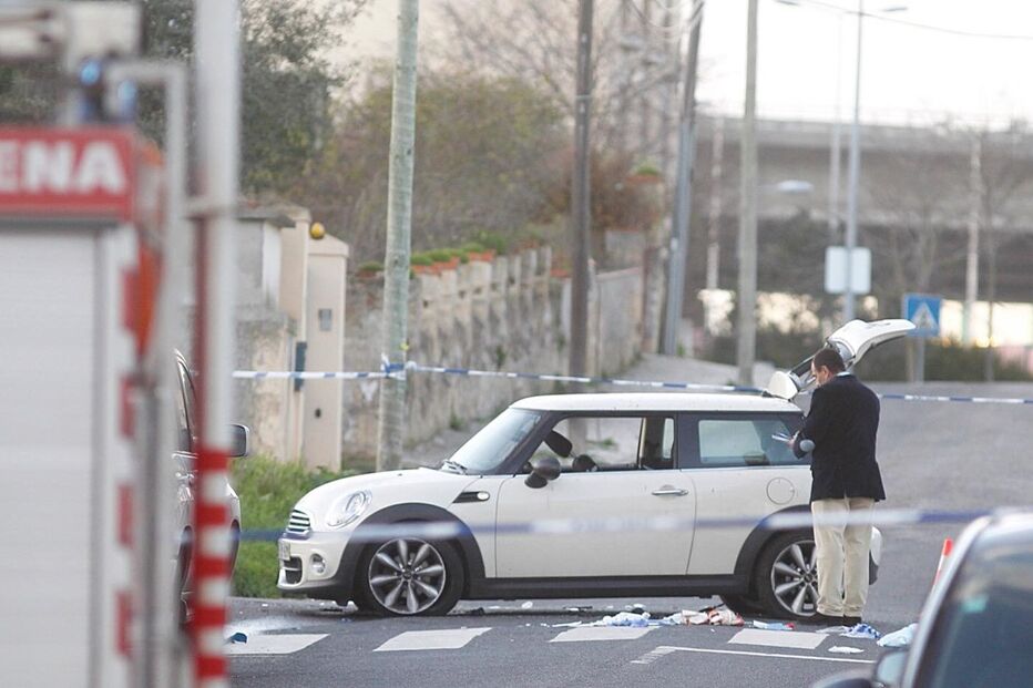 Dois assaltantes (um acabou por morrer) e três polícias ficaram feridos na sequência de um tiroteio que ocorreu após uma perseguição policial que culminou em Queluz de Baixo, no concelho de Oeiras