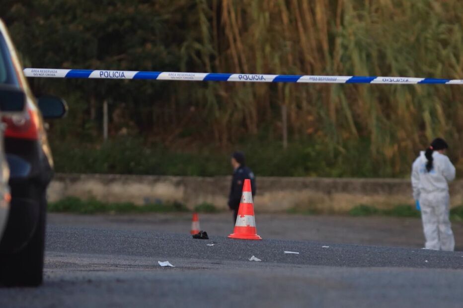 Dois assaltantes (um acabou por morrer) e três polícias ficaram feridos na sequência de um tiroteio que ocorreu após uma perseguição policial que culminou em Queluz de Baixo, no concelho de Oeiras