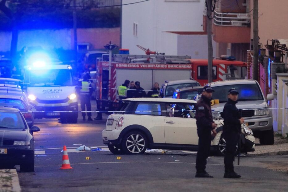 Dois assaltantes (um acabou por morrer) e três polícias ficaram feridos na sequência de um tiroteio que ocorreu após uma perseguição policial que culminou em Queluz de Baixo, no concelho de Oeiras