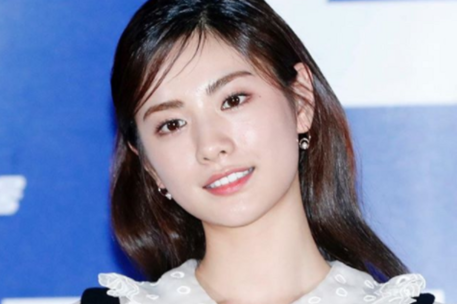 Im Jinah, mais conhecida por Nana, é uma cantora, atriz e modelo sul-coreana. A vocalista da girls band After School ocupa o 5.º lugar da lista das mulheres mais bonitas de 2017