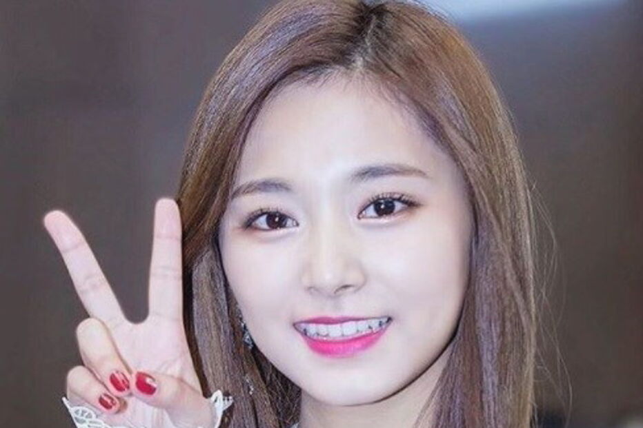 Chou Tzu-yu, mais conhecida por Tzuyu, é uma cantora chinesa, de apenas 18 anos. A jovem ocupa o 3.º lugar na lista das mais belas
