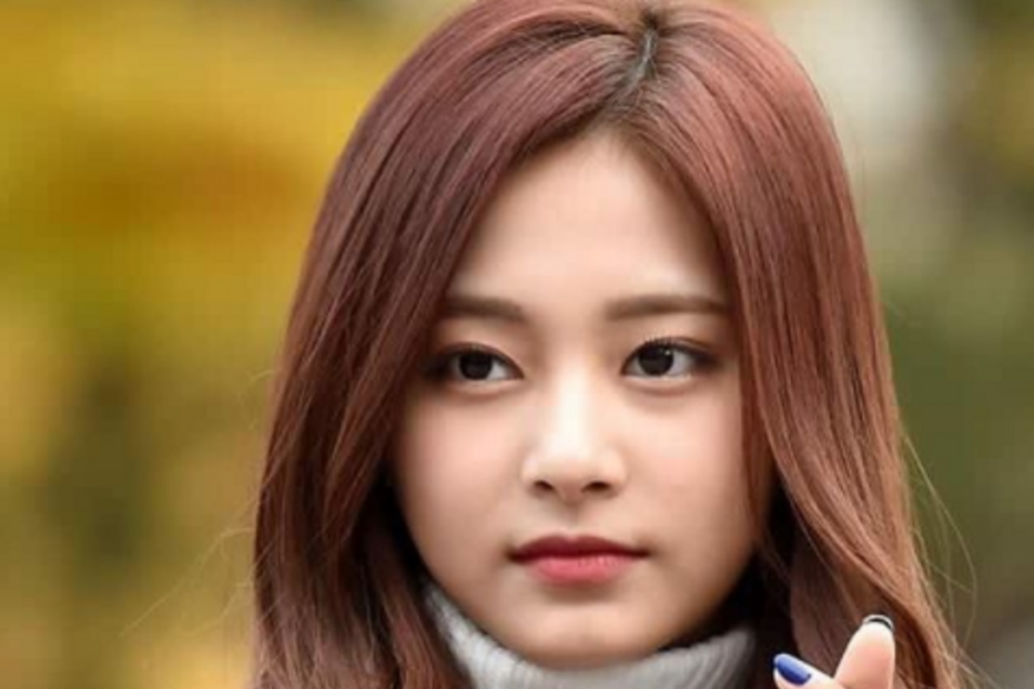 Chou Tzu-yu, mais conhecida por Tzuyu, é uma cantora chinesa, de apenas 18 anos. A jovem ocupa o 3.º lugar na lista das mais belas
