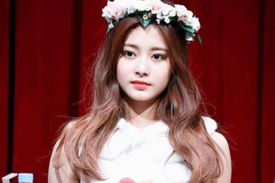 Chou Tzu-yu, mais conhecida por Tzuyu, é uma cantora chinesa, de apenas 18 anos. A jovem ocupa o 3.º lugar na lista das mais belas