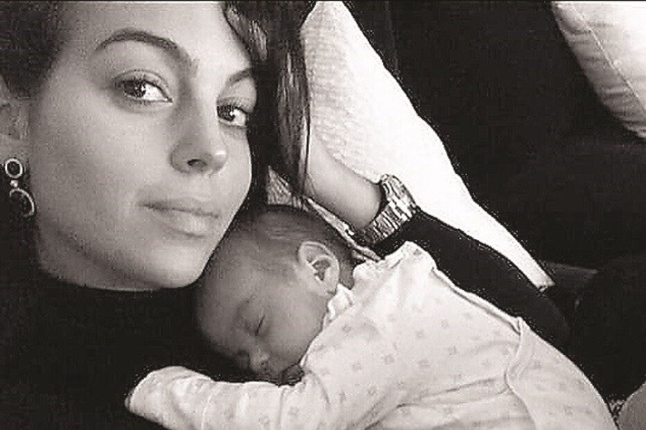 Georgina Rodríguez divulgou uma nova fotografia com a bebé Alana Martina ao colo