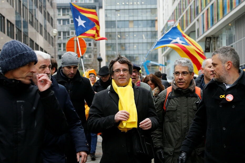 Carles Puigdemont admite governar a partir de Bruxelas se Madrid não levantar o mandado de detenção de que é alvo e permitir o seu regresso 
