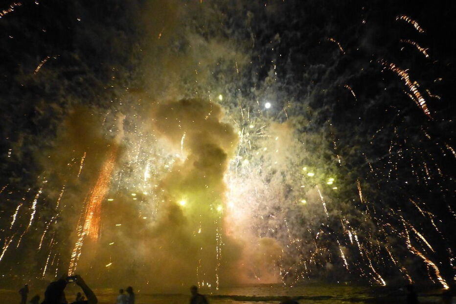 Barca carregada de fogo de artifício explode na Austrália
