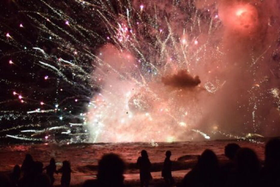 Barca carregada de fogo de artifício explode na Austrália