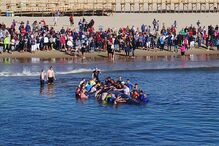 Populares salvam baleia que encalhou em Monte Gordo