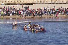 Populares salvam cetáceo que deu à costa