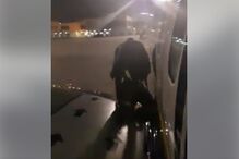 Homem tentou abandonar avião pela saída de emergência