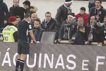O vídeo-árbitro permite ao juiz ver as imagens no estádio