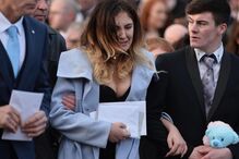 Charlotte foi o rosto da dor no funeral da mãe, Jayne, que morreu para a salvar