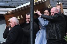 Charlotte foi o rosto da dor no funeral da mãe, Jayne, que morreu para a salvar