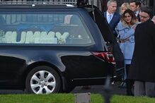 Charlotte foi o rosto da dor no funeral da mãe, Jayne, que morreu para a salvar