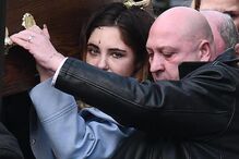 Charlotte foi o rosto da dor no funeral da mãe, Jayne, que morreu para a salvar