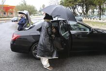 Maria das Dores regressou ontem à tarde à prisão acompanhada pelo filho, David Mota