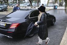 Maria das Dores regressou ontem à tarde à prisão acompanhada pelo filho, David Mota