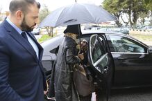 Maria das Dores regressou ontem à tarde à prisão acompanhada pelo filho, David Mota