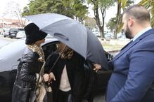 Maria das Dores regressou ontem à tarde à prisão acompanhada pelo filho, David Mota