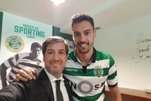 Bruno de Carvalho e André Pinto na altura em que o defesa central assinou contrato com os leões 