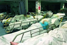 Imagens divulgadas pelos profissionais mostram salas lotadas de macas