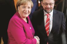 Merkel  e Schulz à entrada para a primeira reunião,  em Berlim