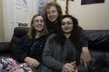 Joseph, Katie e Clare vivem numa relação poliamorosa