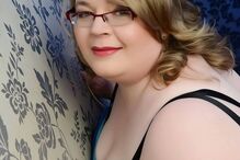 Mulher usa chantíli para fazer sexo com o cão enquanto filma