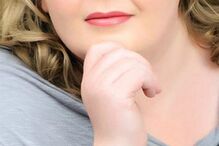 Mulher usa chantíli para fazer sexo com o cão enquanto filma