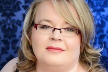 Mulher usa chantíli para fazer sexo com o cão enquanto filma