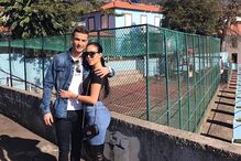 Georgina e Ronaldo junto à casa onde cresceu CR7