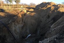 Bombeiros retiraram cerca de 70 centímetros de terra até encontrarem o corpo da vítima no terreno a 10 km da aldeia 