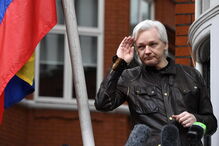 Julian Assange na embaixada do Equador em Londres