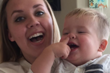 Mãe mostra momentos emocionantes antes de dar bebé para adoção