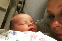 Mãe mostra momentos emocionantes antes de dar bebé para adoção