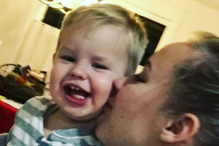 Mãe mostra momentos emocionantes antes de dar bebé para adoção