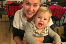 Mãe mostra momentos emocionantes antes de dar bebé para adoção