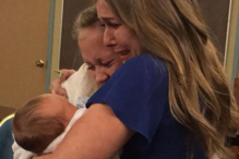 Mãe mostra momentos emocionantes antes de dar bebé para adoção