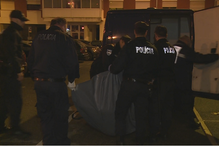 Corpo de vítima retirado da casa de Paço de Arcos