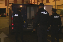 Corpo de vítima retirado da casa de Paço de Arcos