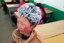 Menino chega à escola com cabelo congelado após caminhar um quilómetro