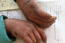 Menino chega à escola com cabelo congelado após caminhar um quilómetro