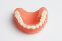 Homem ficou com prótese dentária entalada na garganta durante 40 horas