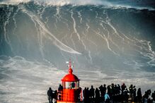 Surfistas nas ondas gigantes da Nazaré, em janeiro de 2018