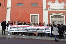 Trabalhadoreas da Triumph protestaram entregaram lingerie ao ministro da economia