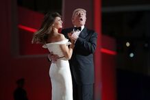 20 de janeiro - Donald Trump e Melania Trump fazem a sua primeira dança oficial enquanto presidente e primeira-dama dos EUA ao som da música 'My Way' 