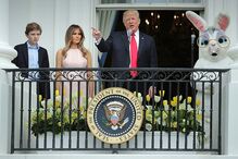 17 de abril - Donald Trump, acompanhado pela mulher, Melania, e pelo filho, Barron, durante o Easter Egg Roll, o evento de páscoa que todos os anos se realiza nos jardins da Casa Branca