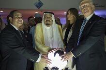 21 de maio - Donald Trump posa ao ao lado do rei da Arábia Saudita,  Salman bin Abdulaziz al-Saud, do presidente do Egito,  Abdel Fattah el-Sisi, e da mulher